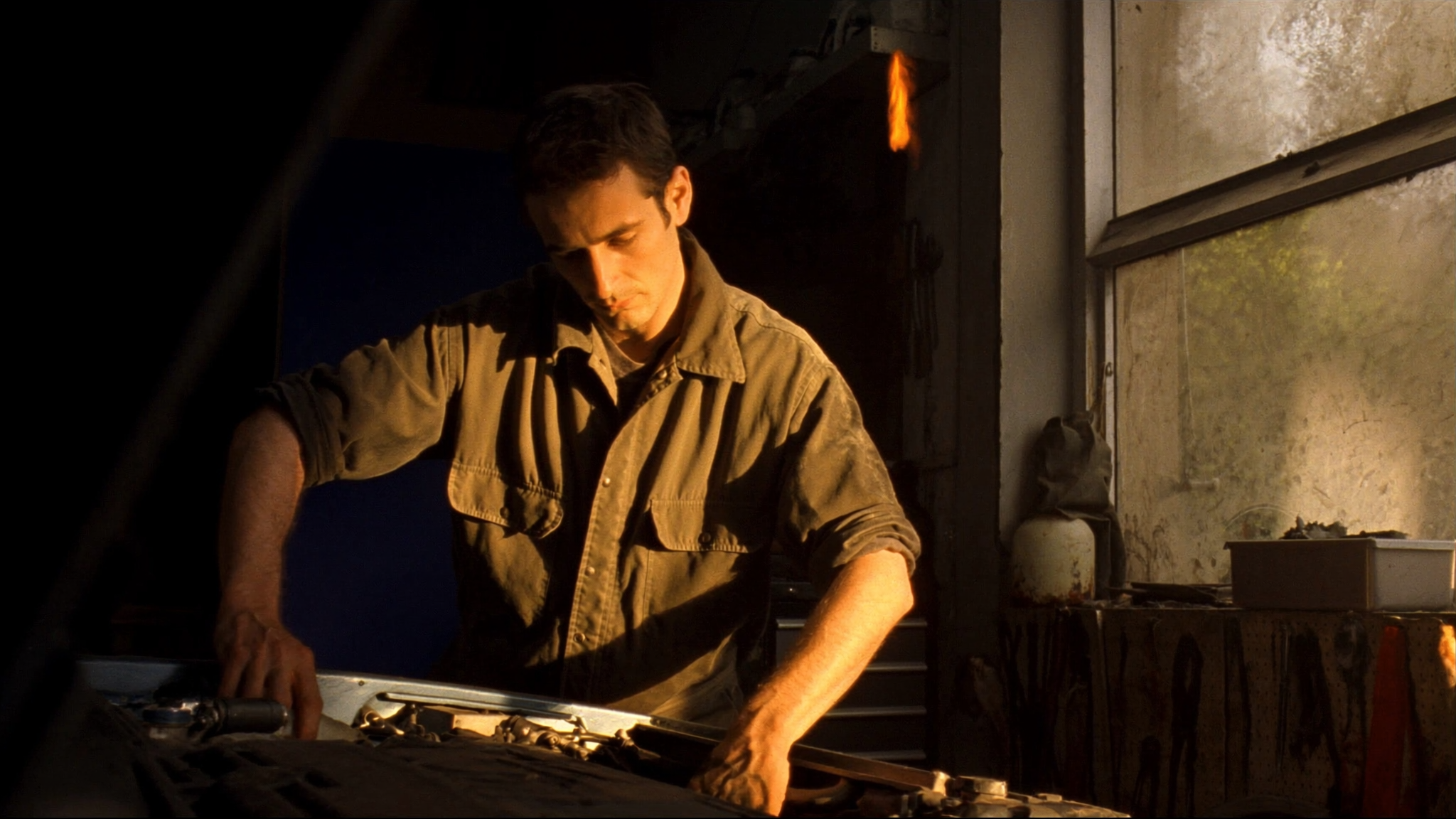 Mechaniker bei der Arbeit am Motor in der Werkstatt vom Auto Center Hinwil, warmes Abendlicht